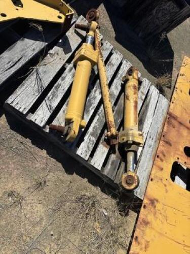 2 X STEERING CYLINDER
