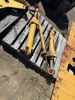 2 X STEERING CYLINDER